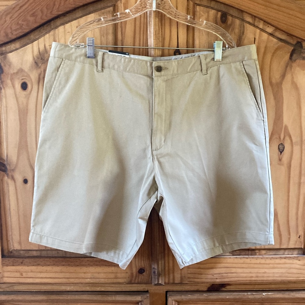 Men Claiborne tan khaki flat front chino shorts size L - NWT